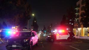 Auto fährt in Menschenmenge in Hollywood