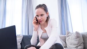 Eine Frau wütend am Telefon