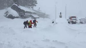 Mitglieder des Rettungsteams machen sich auf den Weg.