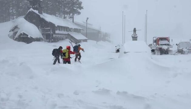 Mitglieder des Rettungsteams machen sich auf den Weg.