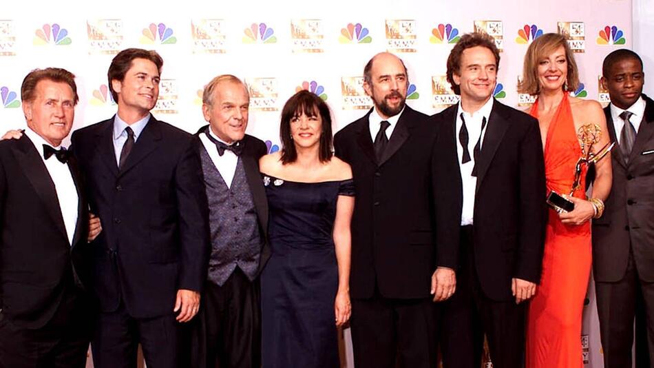 Martin Sheen (ganz links) und weitere Cast-Mitglieder der Serie "The West Wing" werden im Weissen ...