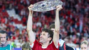 Thomas Müller mit der Meisterschale in der Allianz Arena.