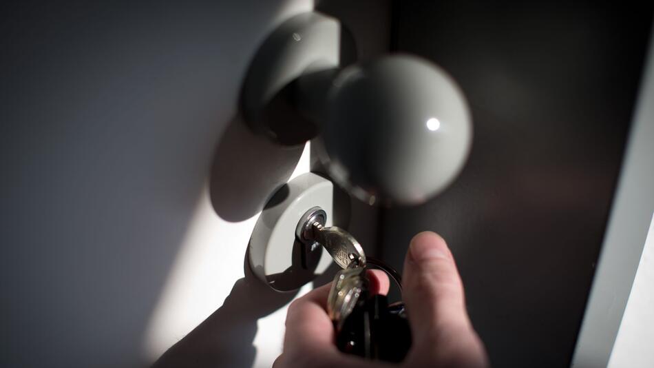 Ein Schlüssel steckt im Schloss einer Wohnungstür