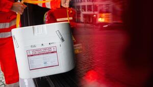 Mitarbeiter des DRK stellt Kühlbox für eine Organspende in Auto