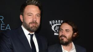 Ben (li.) und Casey Affleck mussten sich von ihrer Mutter verabschieden.