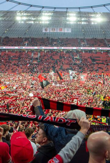 Schon kurz nach Spielschluss sieht es auf dem Rasen der BayArena so aus.