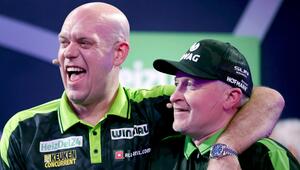 Profi Michael van Gerwen (l.) siegte bereits zum vierten Mal bei der "Promi-Darts-WM" - diesmal ...