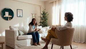 Frau bespricht mentale Probleme mit einer Psychologin