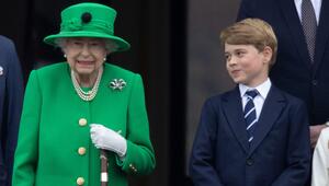 Königin Elizabeth II. mit ihrem Urenkel Prinz George am 5. Juni 2022 zur Feier ihres 70 ...