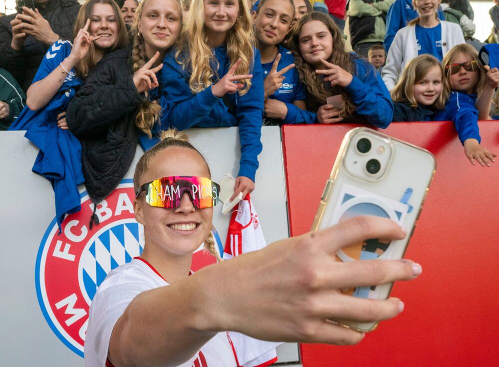 Giulia Gwinn und Fans