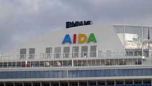 Das Kreuzfahrtschiff "Aidacosma" liegt in der Kieler Förde