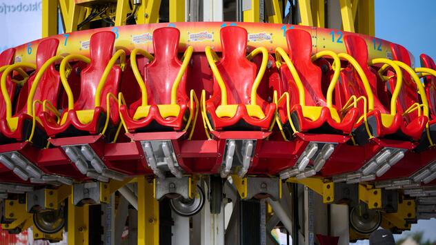 Der Freifallturm "Hangover" auf dem Oktoberfest