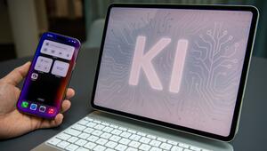 Ein Mann nutzt einen KI-Assistenten auf einem iPad und iPhone