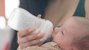 Mutter gibt ihrem Baby das Fläschchen