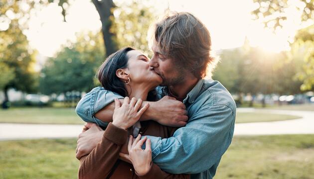 Paar küsst sich