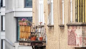 Balkon eines unsanierten Altbaus