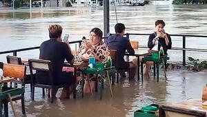 Nasse Füsse inklusive: Überflutetes Restaurant bleibt geöffnet