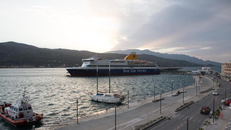 Fähre im Hafen von Samos