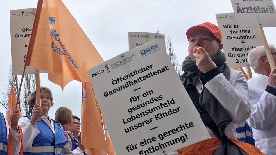 Mediziner von Gesundheitsämtern demonstrieren