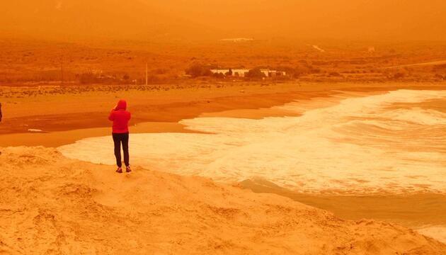 Eine riesige Staubwolke aus der Sahara breitet sich über Europa aus.
