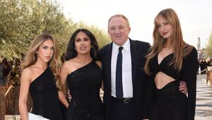 Beim Pinault Foundation Gala Dinner in Venedig posieren Valentina Paloma Pinault (v.l.), Salma ...