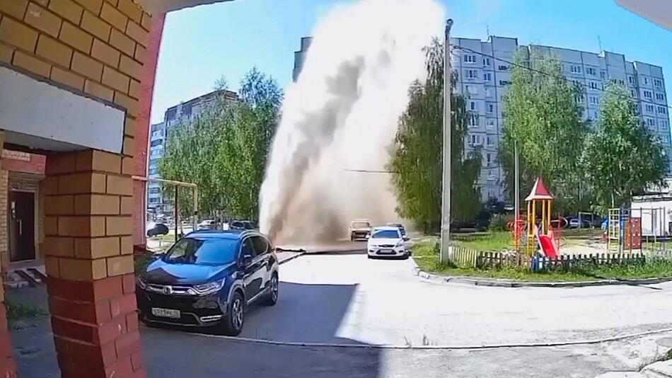 „Geysir“ in Wohnviertel: Wasserfontäne schiesst mehr als 20 Meter in den Himmel