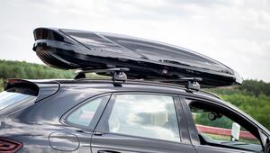 Eine Dachbox auf einem Auto
