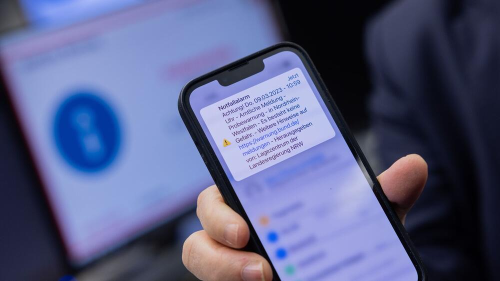 Probealarm auf einem Smartphone an einem Warntag