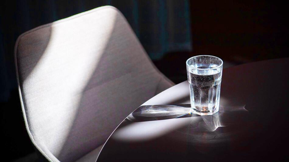 Ein Glas Wasser steht auf einem Tisch