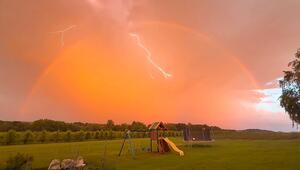 Perfektes Timing: Blitz schiesst mitten durch einen Regenbogen in New York