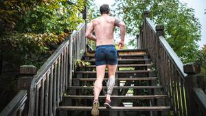 Mann joggt ohne Shirt