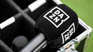 Ein Mikrofon mit dem Logo von DAZN