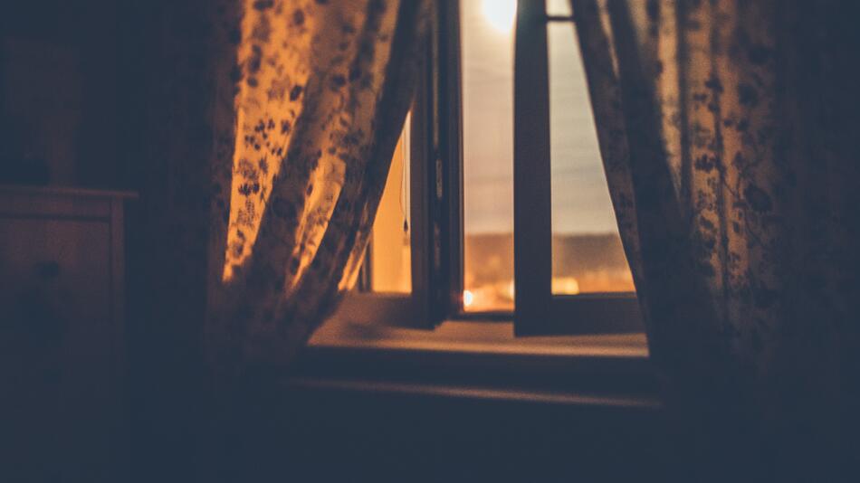 geöffnetes Fenster bei Nacht