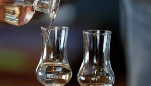 Schnaps wird in Gläser gefüllt