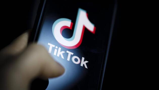 TikTok -Logo auf einem Smartphone, Symbolbild