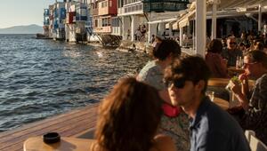 Touristen sitzen in einer Café-Bar