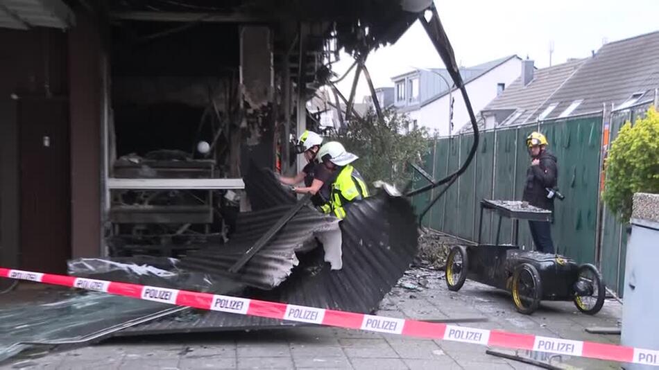 Nach Explosion: Café in Köln ausgebrannt