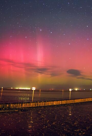 Polarlichter sind vom Strand des Ortsteils Hooksiel im Landkreis Friesland