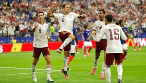 Die Spanier jubeln nach dem Führungstreffer durch Mikel Oyarzabal.