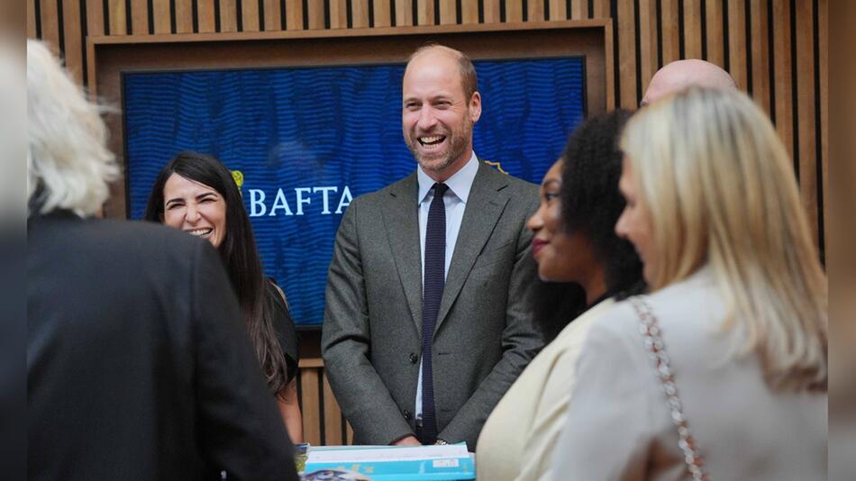 Sichtlich gut gelaunt fachsimpelte Prinz William auf dem Doppelevent in London.