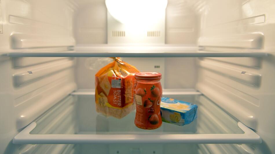 Konfitüre, Toastbrot und Butter stehen in einem Kühlschrank
