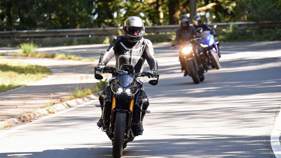 Motorradfahrer fahren auf einer Landstrasse