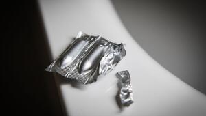 Zäpfchen liegen am Rand einer Badewanne