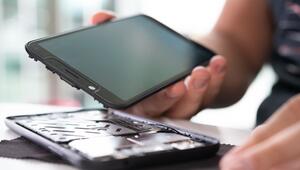 Mann baut ein Smartphone auseinander