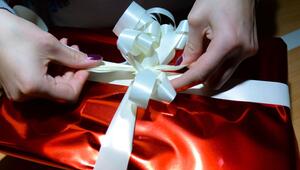 Weihnachtsgeschenk wird eingepackt