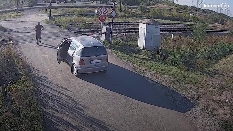 Mann ungeduldig an der Bahnschranke in Belgrad.