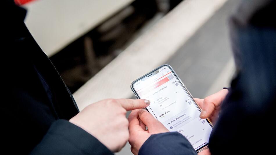 Zwei Personen bedienen die DB-App
