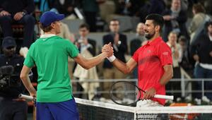 Novak Djokovic (r) und Jannik Sinner