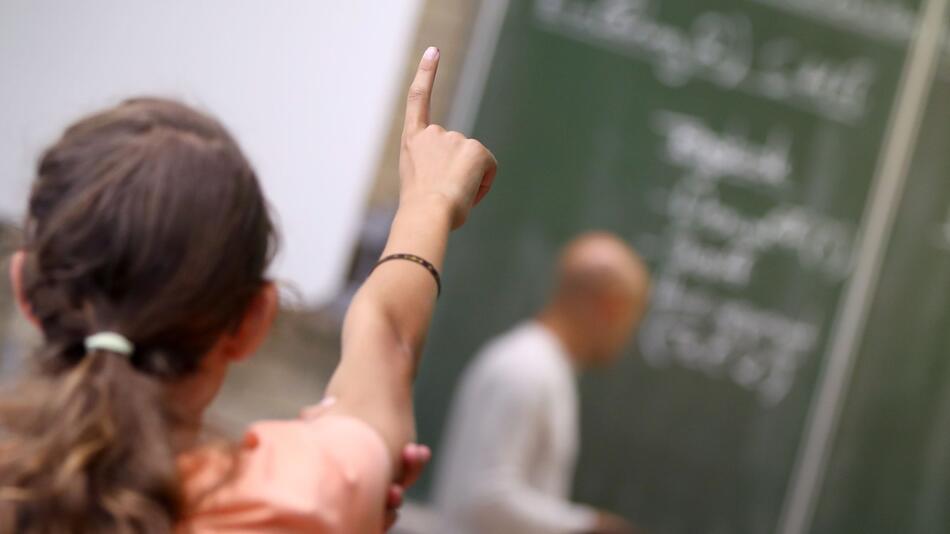 Eine Schülerin meldet sich im Unterricht