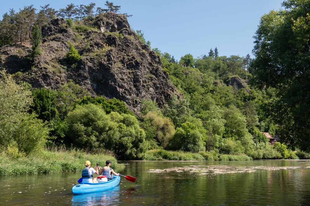 Paddler auf der Berounka zwischen Zbecno und Nizbor